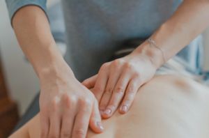 Séance de massage thérapeutique au cabinet de Temsia, Agadir